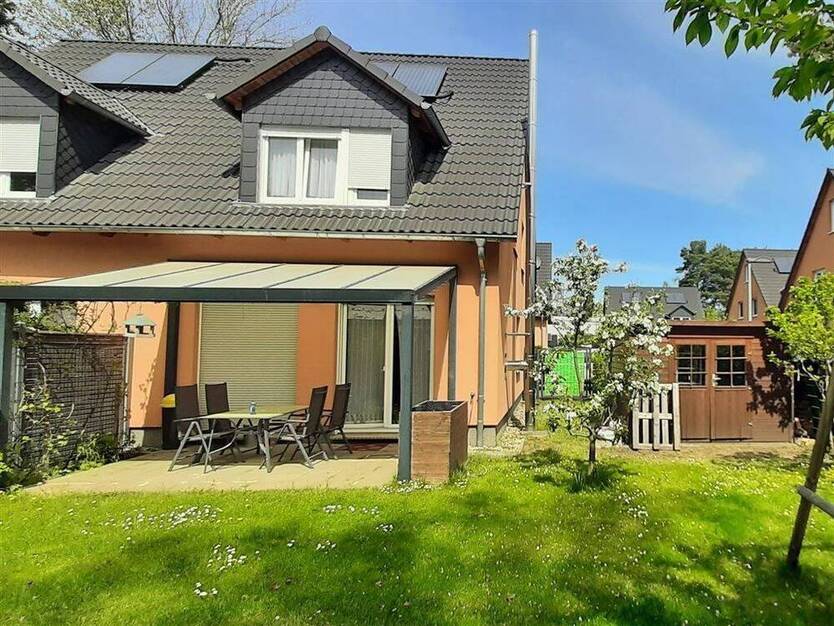 Doppelhaushälfte in Berlin-Biesdorf mit Kamin, Terrasse und Garten.