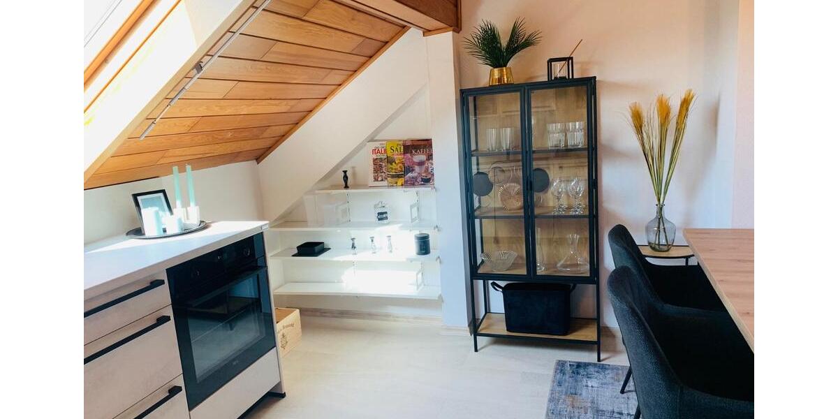 Renovierte und voll möblierte DG-Wohnung für Single-Person zimmer