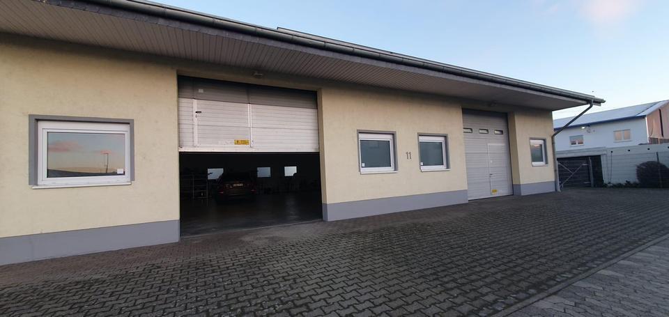 TEIL VERMIETUNG MÖGLICH von Privat zu Vermieten. TOP gepflegte, helle Büroetage mit Halle