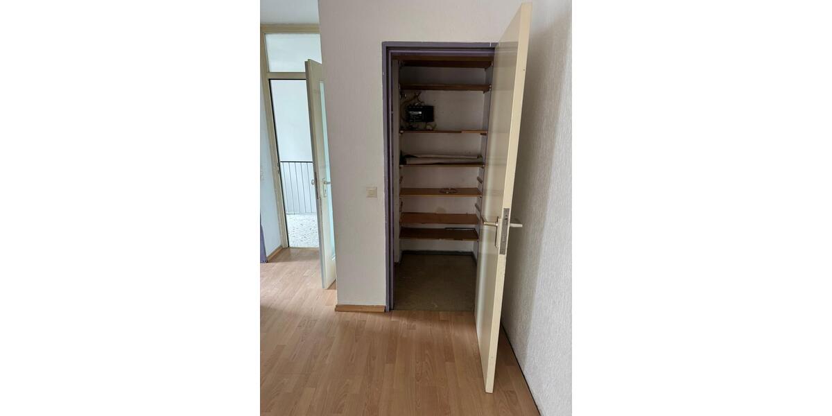 Etagenwohnung Saarbrücken West - 4 Zimmer, 90 m&sup2;, 650&euro; | Angebot:26490009