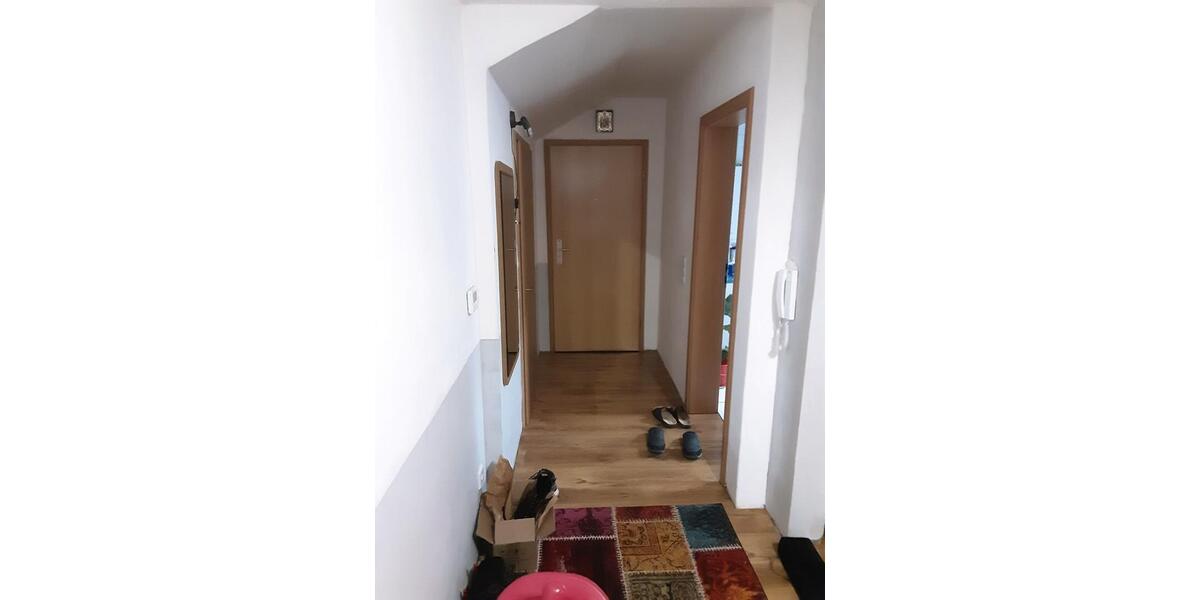 Gemütliche 3-Zimmer-Wohnung im Dachgeschoss mit Loggia. 3 zimmer