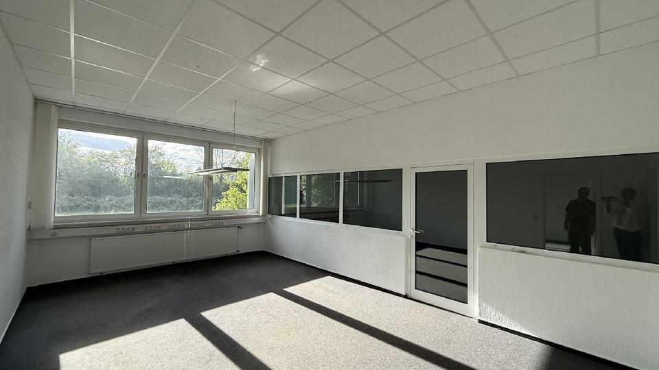 *Provisionsfrei* ca. 700m² Bürogebäude und ca. 600m² Halle zimmer