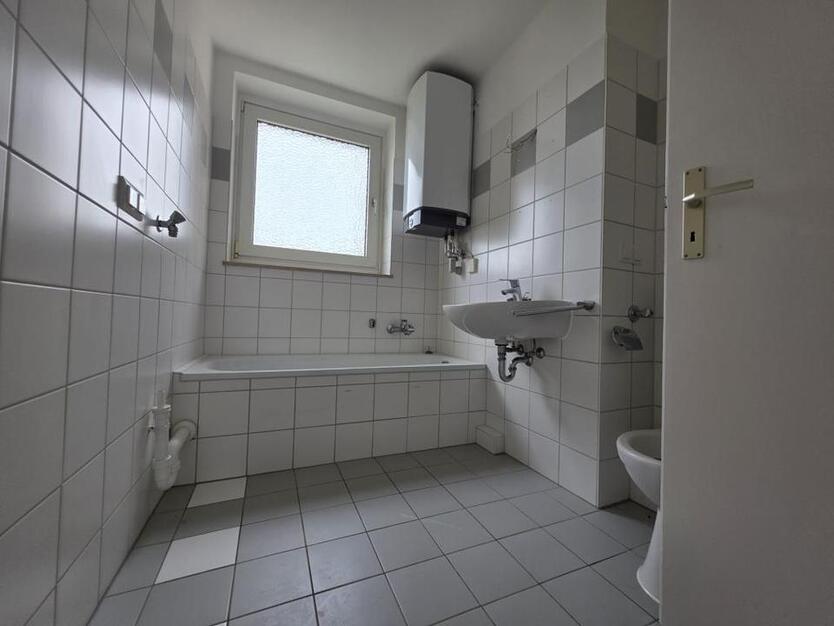 Moderne 3-Zimmer-Wohnung mit fantastischen Ausblick– Frisch Renoviert & Sofort Einzugsbereit zimmer