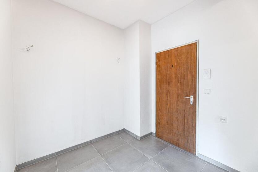 Frisch sanierte 2-Raum-Erdgeschoßwohnung mit Terrasse und EBK