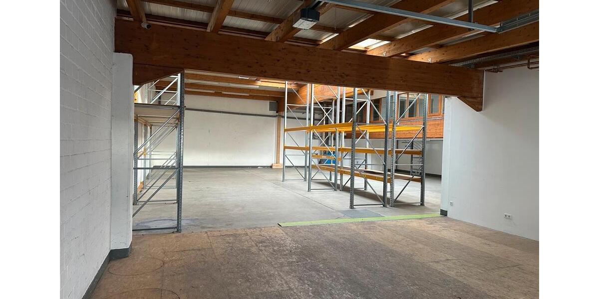 Gewerbehalle mit Büroräumen in Ossendorf zimmer