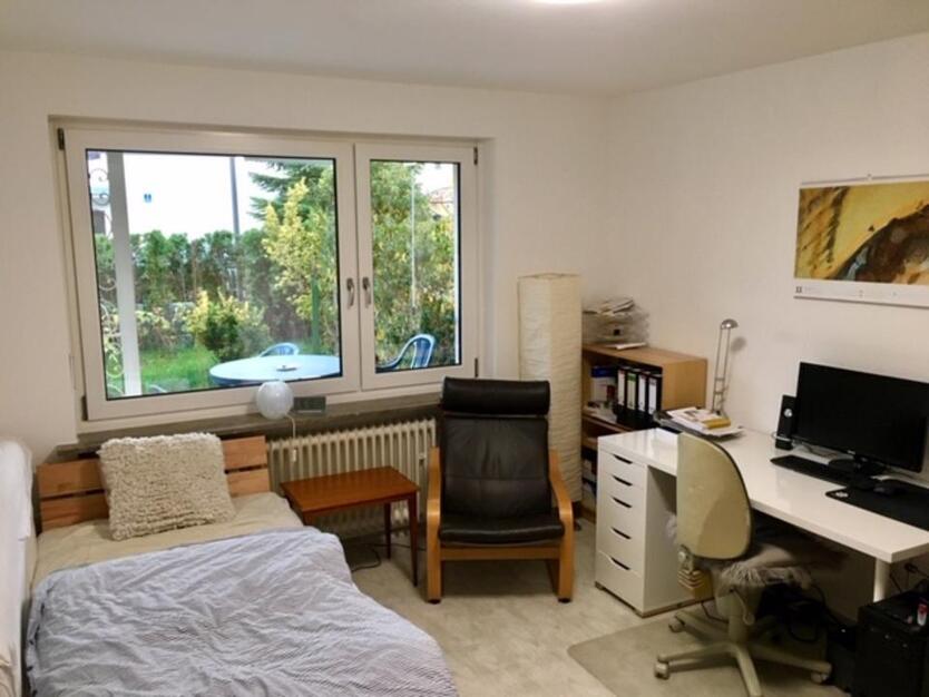 WG Zimmer 15 qm ; Haus mit Garten , Pasing 3 Minuten zur S-Bahn;