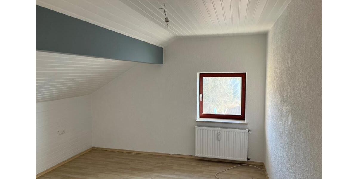 Dachgeschoßwohnung Böbrach - 3 Zimmer, 96 m&sup2;, 440&euro; | Angebot:25103212
