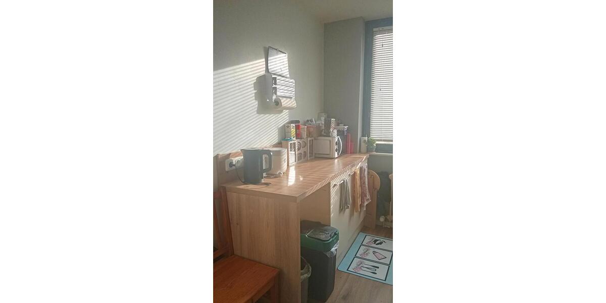 Großes WG-Zimmer (ca. 30 m²) mit Balkonzugang in 3er-Frauen-WG 1 zimmer