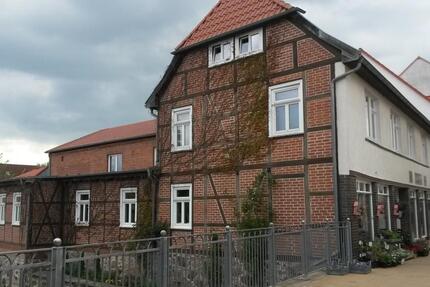 Die Wohnung befindet sich in einem sanierten Mehrfamilienhaus im Stadtzentrum. 2 zimmer