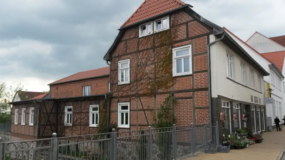 Die Wohnung befindet sich in einem sanierten Mehrfamilienhaus im Stadtzentrum. 2 zimmer