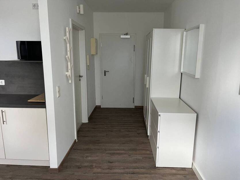 Business-Wohnen - Neu und sehr geschmackvoll möbliertes 1 Zimmer-Appartement im EG, Außenstellplatz oder TG-Stellplatz optional