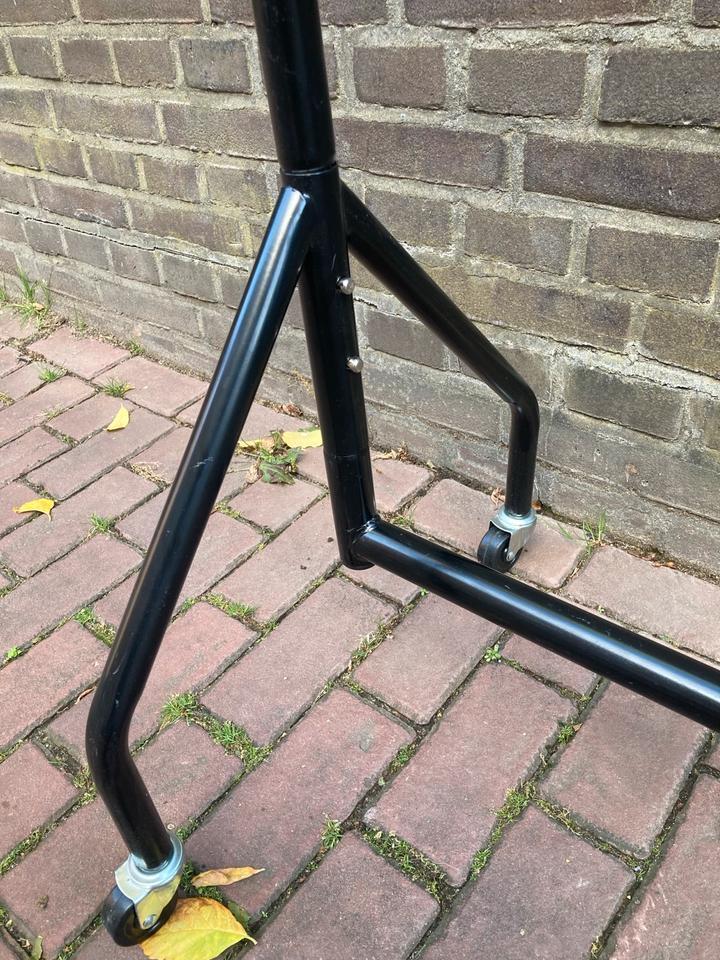 3 Robuste, mobile Kleiderständer