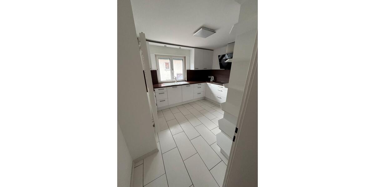 Etagenwohnung Butzbach - 6 Zimmer, 180 m&sup2;, 1.980&euro; | Angebot:26606603
