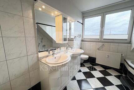 Helle und großzügige 3-Zimmer-Dachgeschosswohnung im Zentrum von Neunkirchen-Seelscheid. 3 zimmer