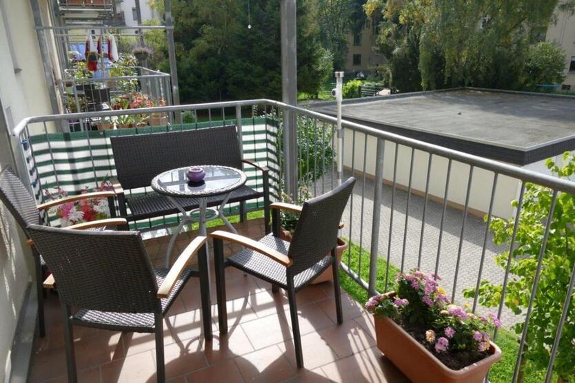 gutes komplett möbiliertes Zimmer