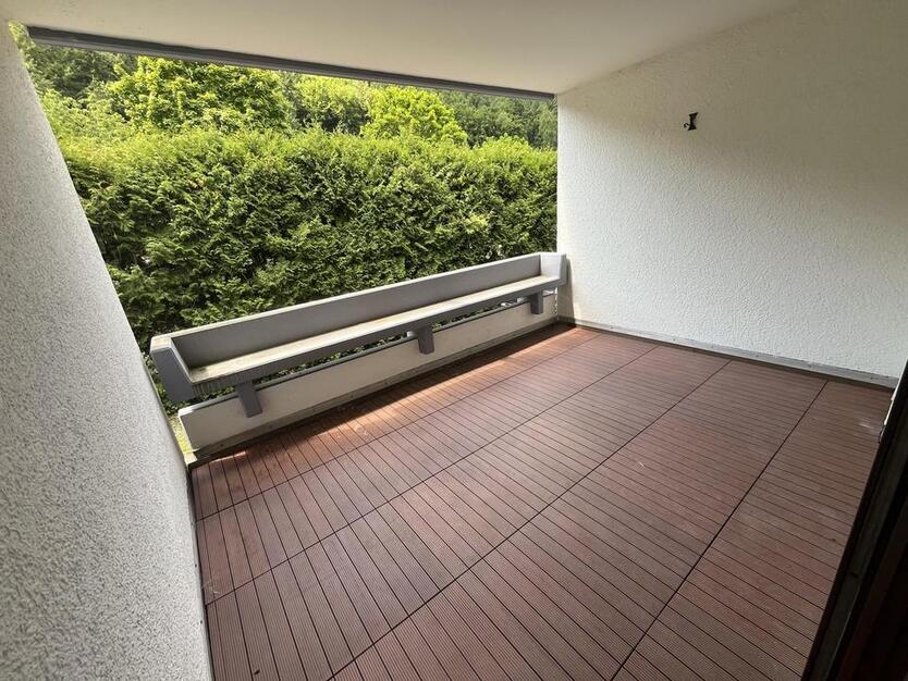 Kernsanierte 2,5-Zi-Wohnung mit EBK, Balkon und Garage