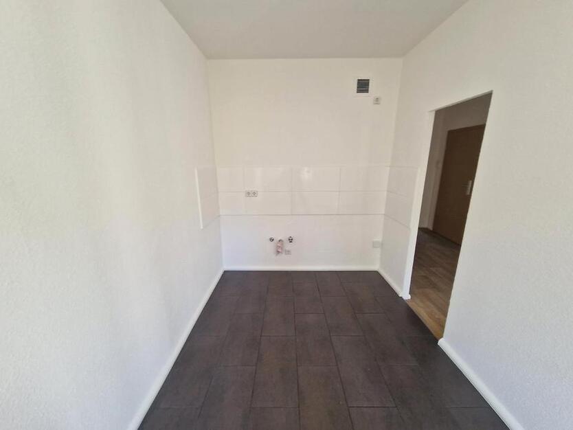 **FAMILIEN WILLKOMMEN**4-Zimmer-Wohnung Balkon 1.Etage Bad mit Wanne ab sofort