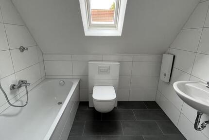 **Frisch renoviert: +neuer Laminat +weiße Wände +neues Tageslichtbad +gemütlich** zimmer