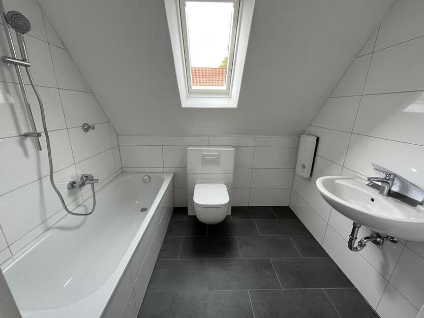 **Frisch renoviert: +neuer Laminat +weiße Wände +neues Tageslichtbad +gemütlich** zimmer
