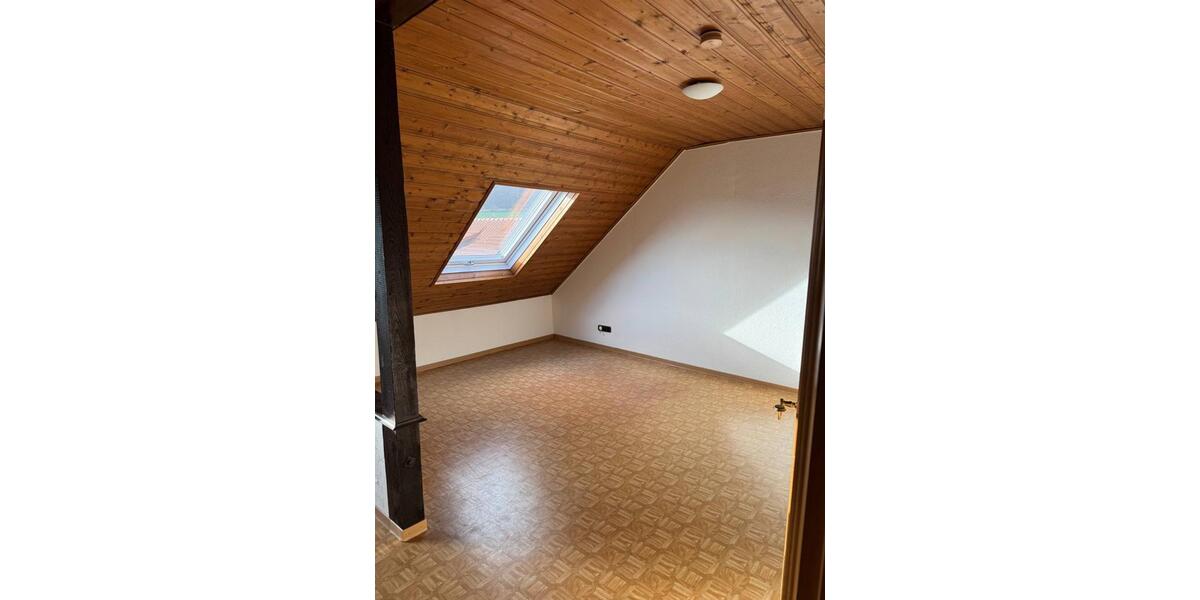 Dachgeschoßwohnung Marburg - 3 Zimmer, 80 m&sup2;, 380&euro; | Angebot:24703221