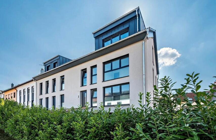 Schöne 2-Zimmer DG-Wohnung mit großer Dachterrasse zimmer