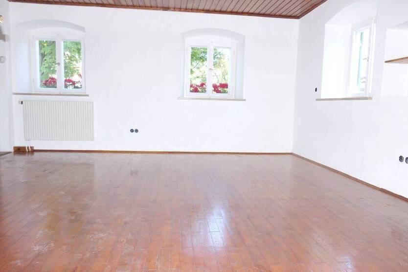 Geräumiges Bauernhaus mit Stall und Tenne; Anfragen bitte per email!