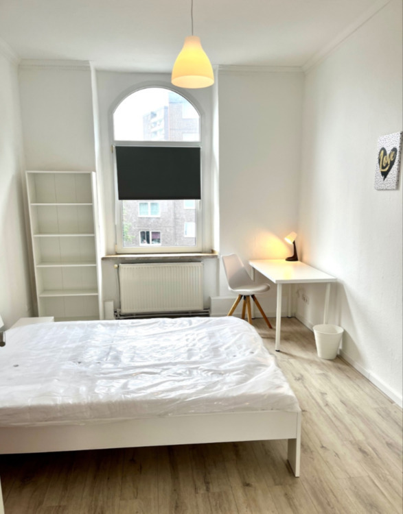Schönes, frisch renoviertes WG-Zimmer in heller 5-Zimmer-Wohnung