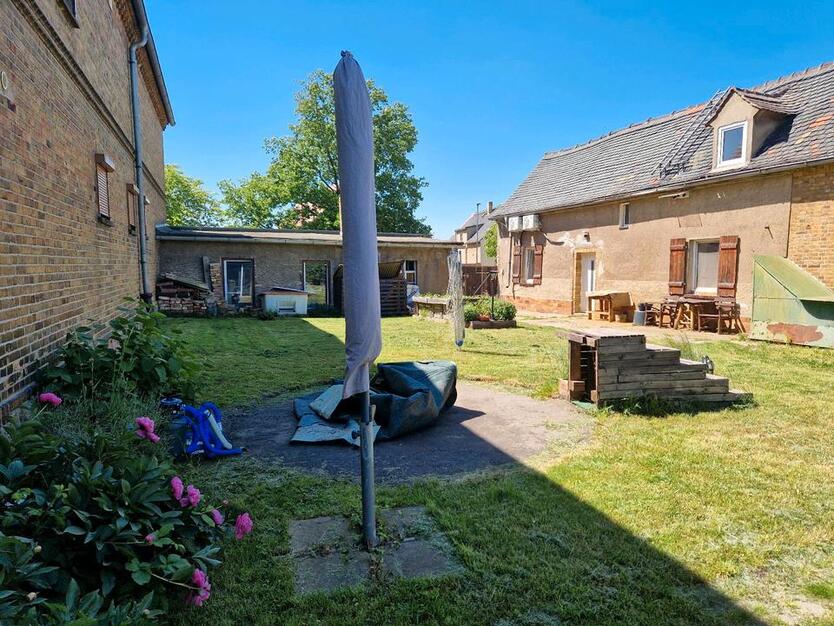 Grundstück 1200 qm mit älterem Wohnhaus und Nebengebäuden