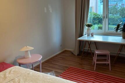 Zimmer zur Untermiete- für Frauen 2-4 Wochen. Altstadt. 2 zimmer