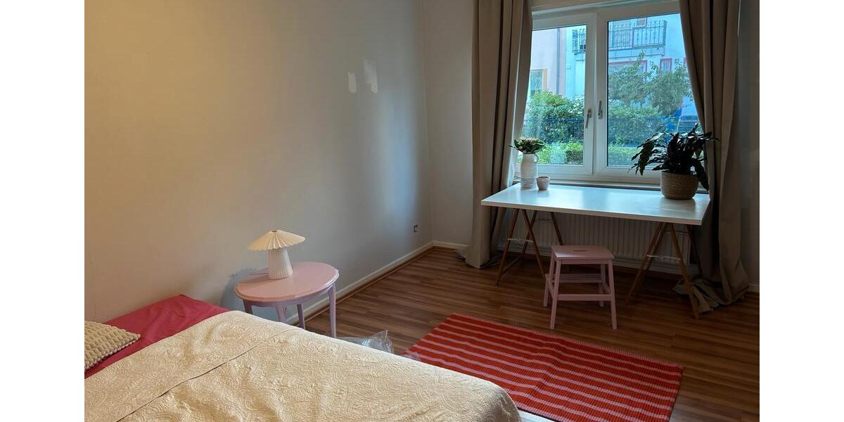 Zimmer zur Untermiete- für Frauen 2-4 Wochen. Altstadt. 2 zimmer