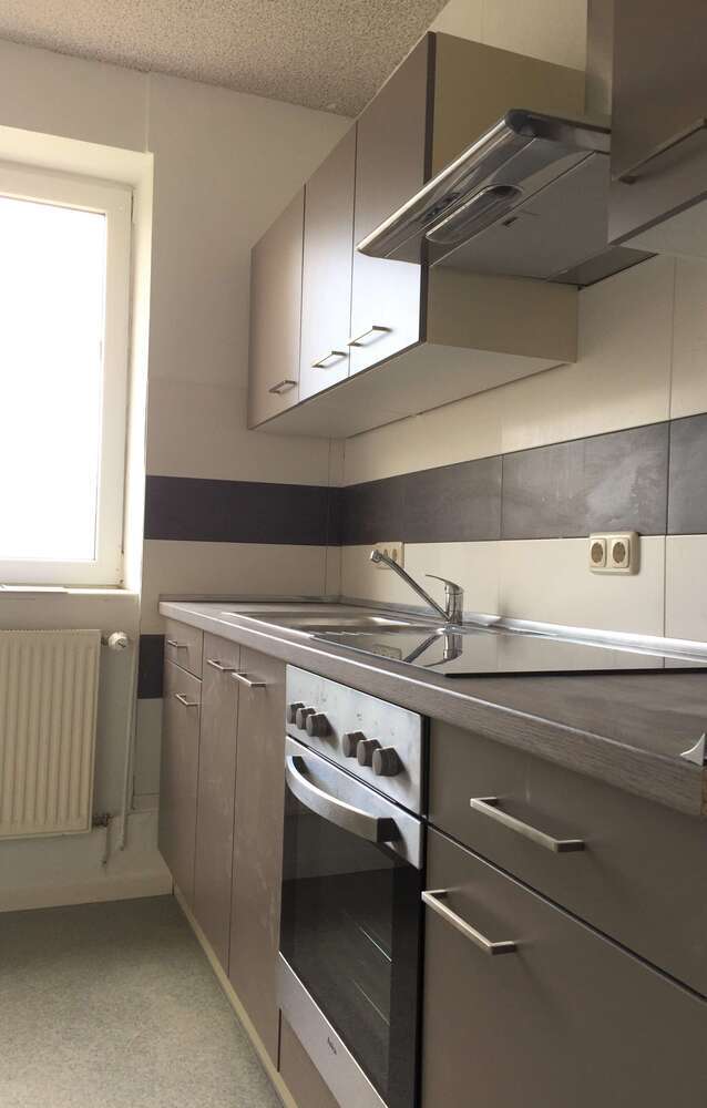 Für den gehobenen Anspruch -frisch renoviert. Gut geschnittene 4 Zimmer mit Balkon und Einbauküche!