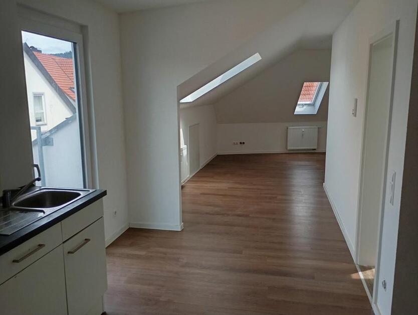 Helle 3‑Zimmer‑Wohnung (72,9 m²) mit Einbauküche, Balkon & Keller – komfortables Wohnen im Dachgeschoss!