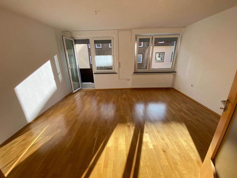 Schöne zentrale 2 Zi Wohnung mit Balkon, 40 qm