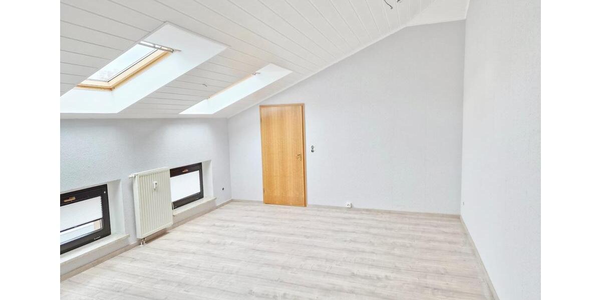 Dachgeschoßwohnung Reichenbach im Vogtland - 4 Zimmer, 127 m&sup2;, 610&euro; | Angebot:25756446