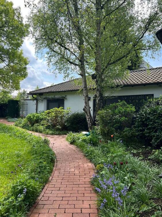 D-Kaiserswerth: Einfamilienhaus, 2 Zimmer, ca. 80 m² Wohnfl., ca. 60 m² Nutzfläche, Terrasse, Stellplatz