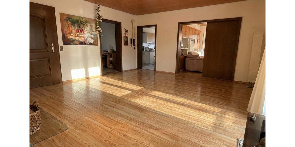 Erdgeschoßwohnung Berg - 8 Zimmer, 239 m&sup2;, 2.100&euro; | Angebot:24698260