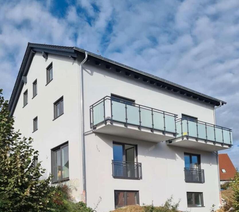 Bretzfeld. Neuwertige 4,5 Zimmer -Wohnung mit Balkon und EBK