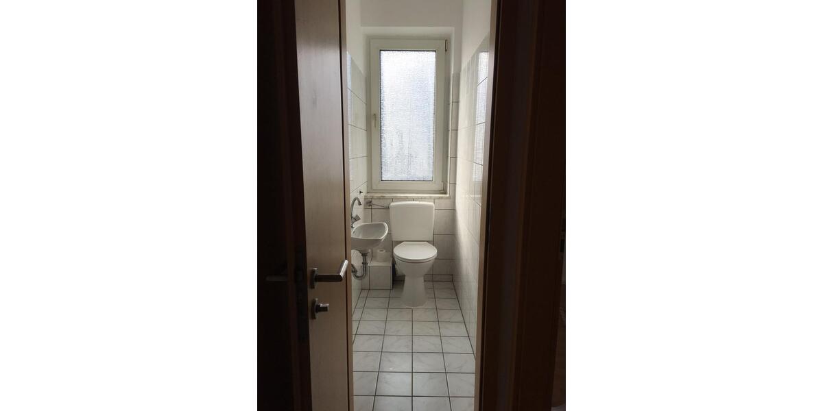 *NEU* RENOVIERTE 4 Zimmer Wohnung im 3.OG mit Balkon zu vermieten in Adolfstraße 4 zimmer