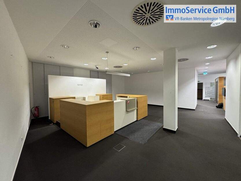 Vielseitig nutzbare Gewerbeeinheit mit Garage und Stellplätzen 4 zimmer