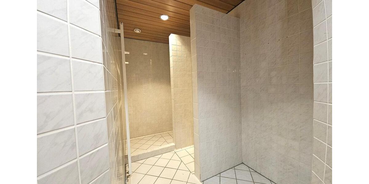 Außergewöhnliche Gewerbefläche für Kosmetik, Sport, Musik, Kunst oder ärztliche Einrichtungen mit viel Platz und kleinem Außenbereich, Parkplatzanmietung möglich zimmer