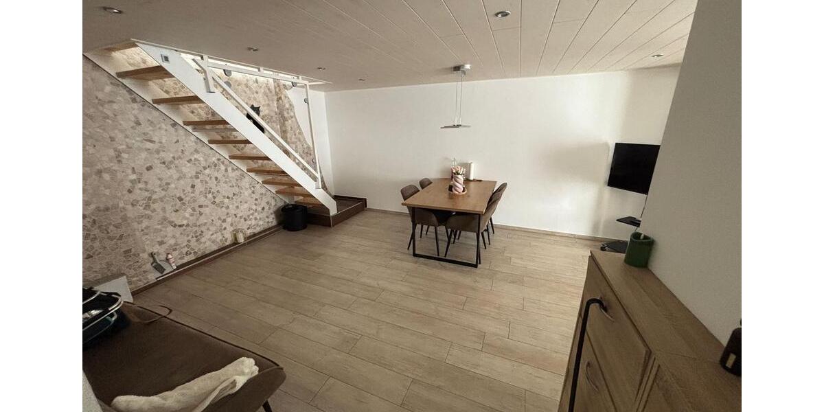 Etagenwohnung Aßlar - 6 Zimmer, 140 m&sup2;, 1.450&euro; | Angebot:26019486