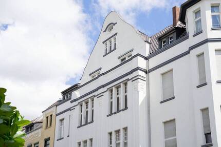 Krefeld-Bockum! Sanierter 4-Zimmer-Altbau-Traum mit 2 Balkonen und hochwertiger Einbauküche!
