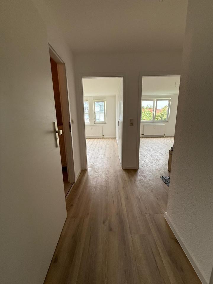Sanierte 2 Zimmer Wohnung mit TG Stellplatz in MA Niederfeld zimmer
