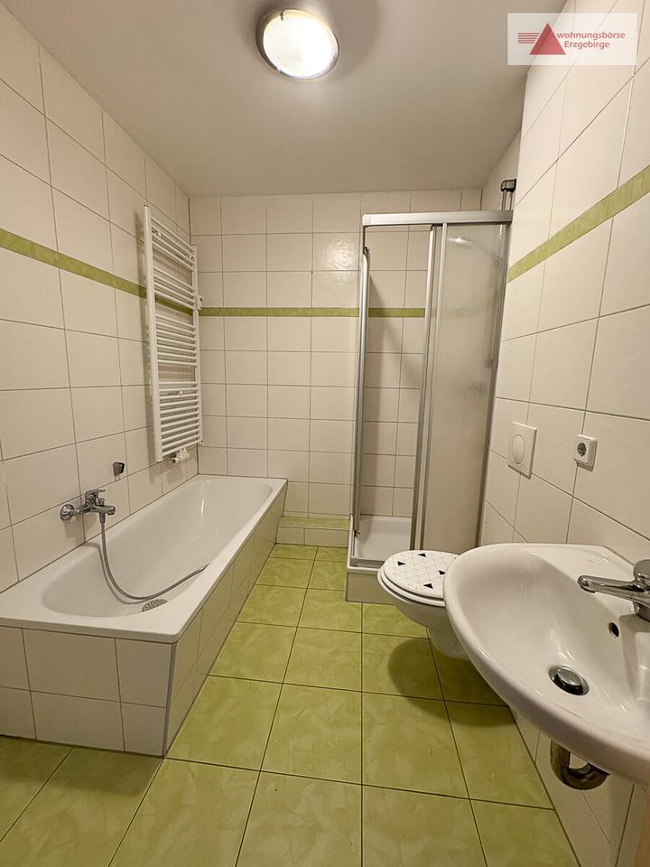 Schicke 2-Raum-Wohnung mit Balkon & Einbauküche in ruhiger, aber zentraler Lage von Aue