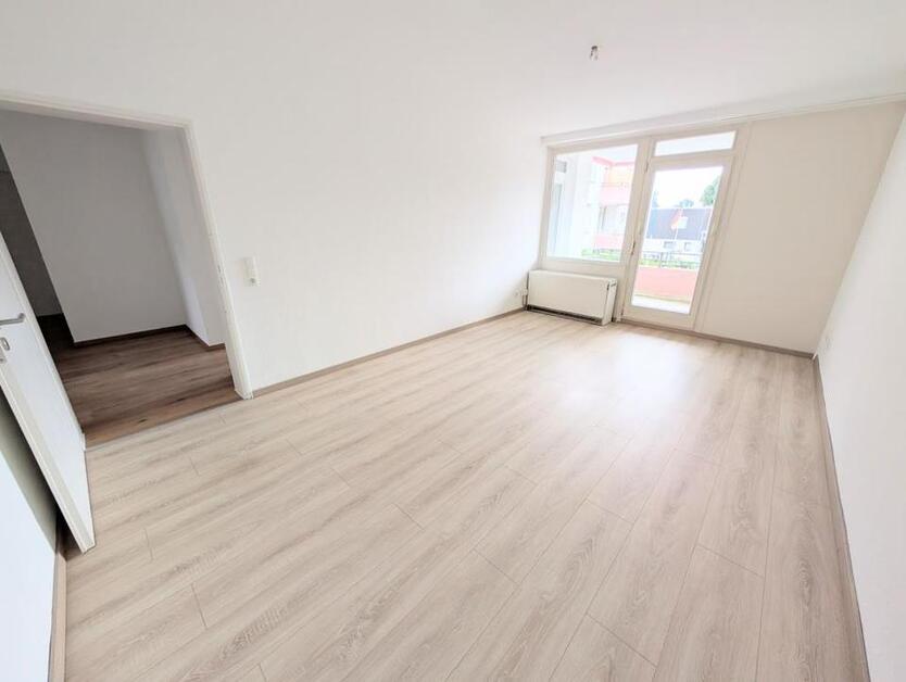 **Einziehen und wohlfühlen! +Balkon + modernes Tageslichtbad +Laminat +Gäste-WC**
