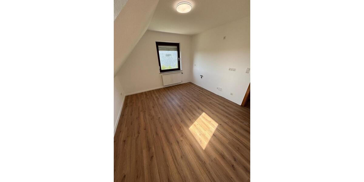 Dachgeschoßwohnung Großmaischeid - 3 Zimmer, 90 m&sup2;, 900&euro; | Angebot:26692685