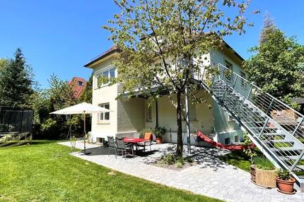 Schönes Altbauzimmer in geräumiger 2er-WG mit Garten zimmer