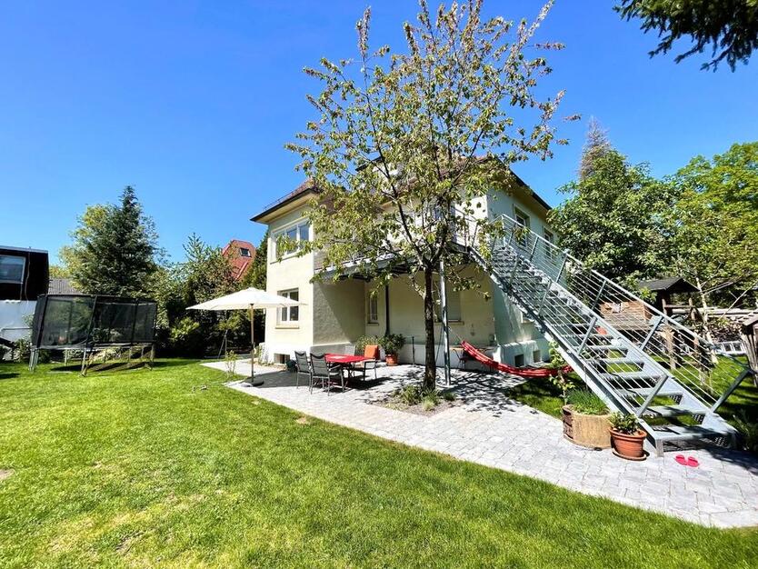 Schönes Altbauzimmer in geräumiger 2er-WG mit Garten zimmer