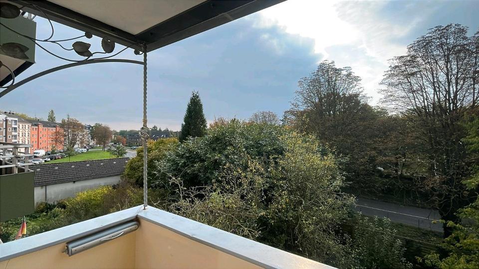 Helle 2-Zimmer-Wohnung mit Balkon in Düsseldorf-Rath zimmer