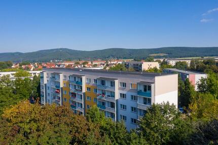 Sonniger Balkon mit Aussicht auf den Roten Berg. 3-Raum-Wohnung mit Wanne zimmer
